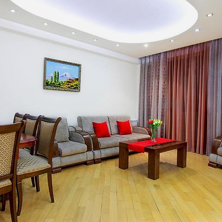 3 Bedroom Apartment Near Republic Square Erevan Exterior foto